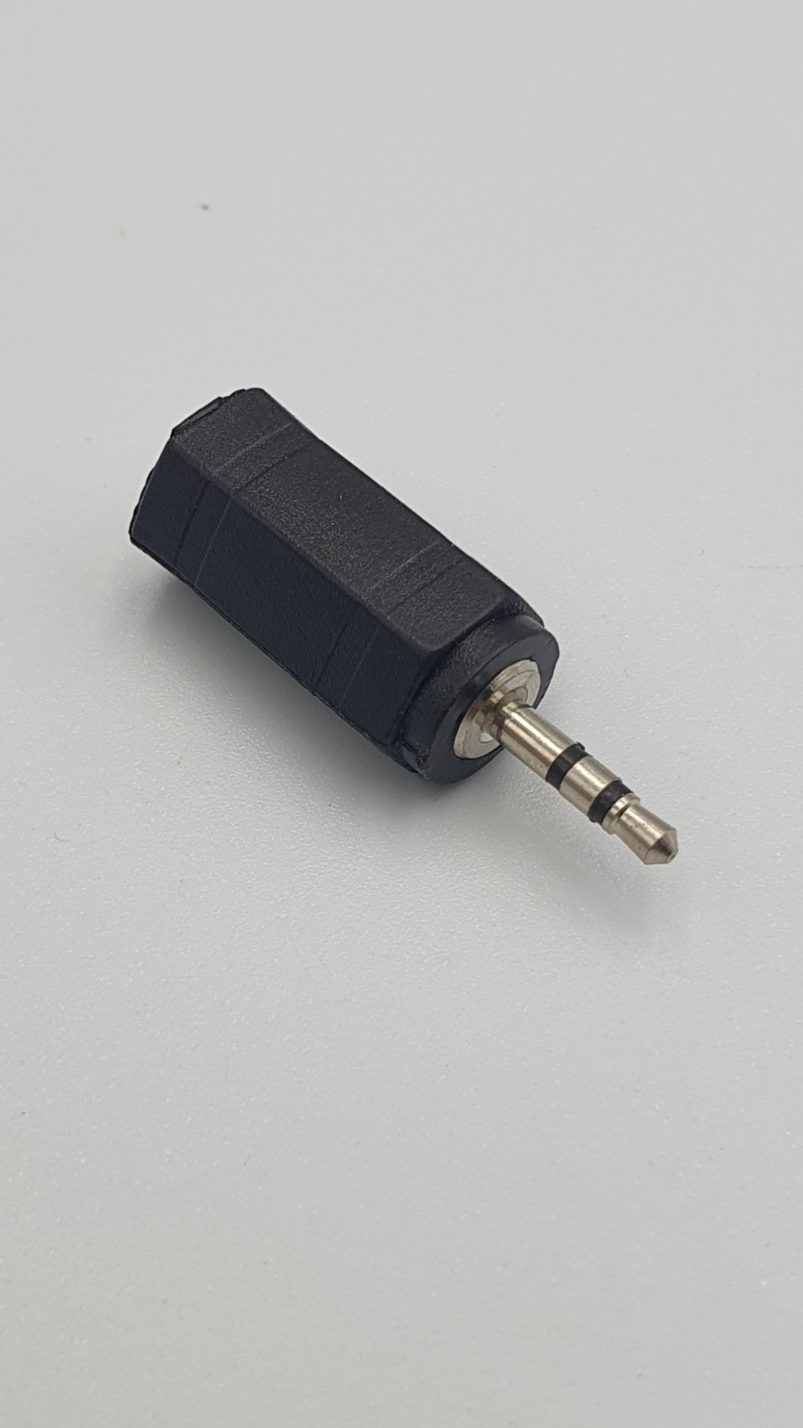 Ficha Adaptador Estereo Macho Jack 2,5mm para Jack 3,5mm REF:4700