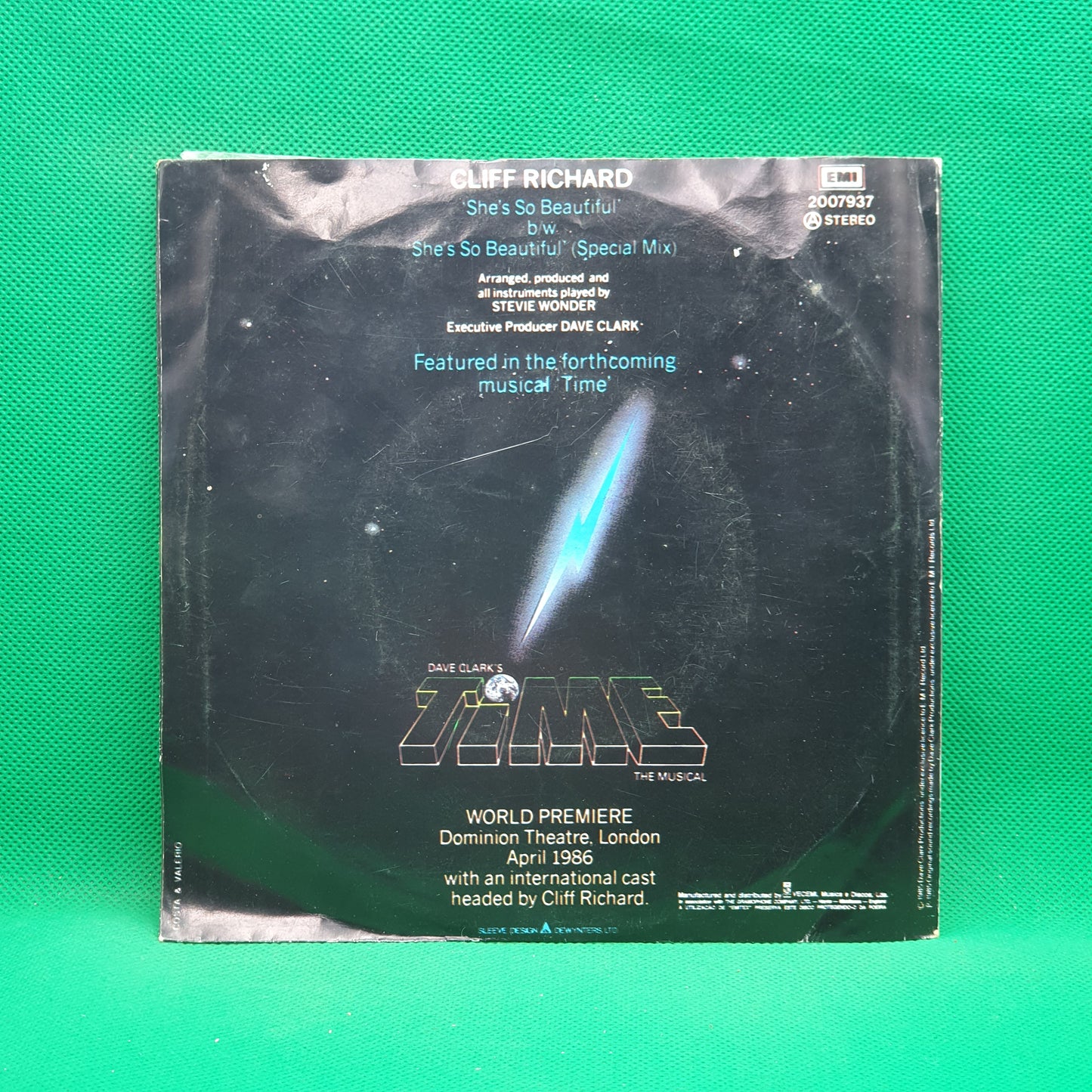 Cliff Richard – She's So Beautiful