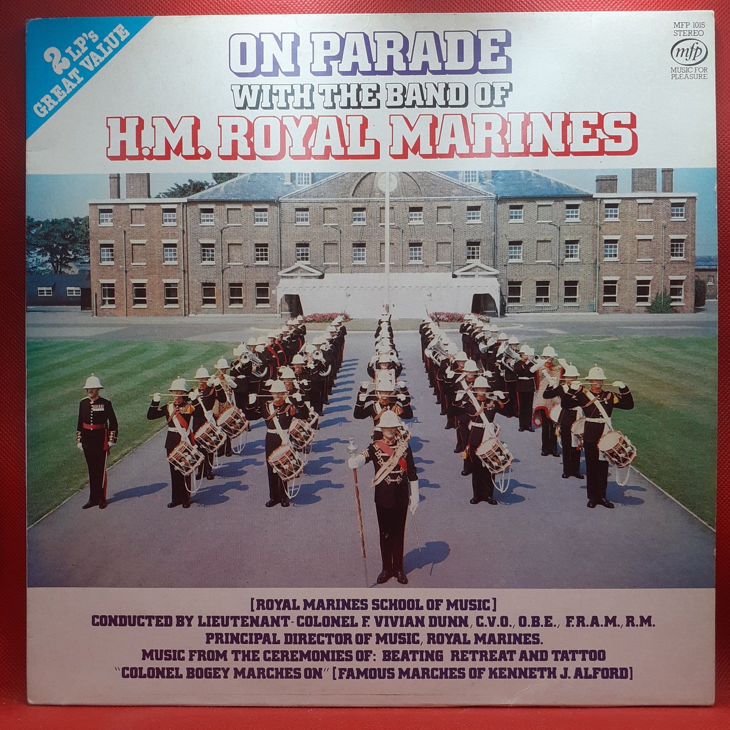 Die Band der HM Royal Marines (Royal Marines School of Music) unter der Leitung von Oberstleutnant F. Vivian Dunn, CVO, OBE, FRAM, RM* – auf Parade mit der Band der HM Royal Marines