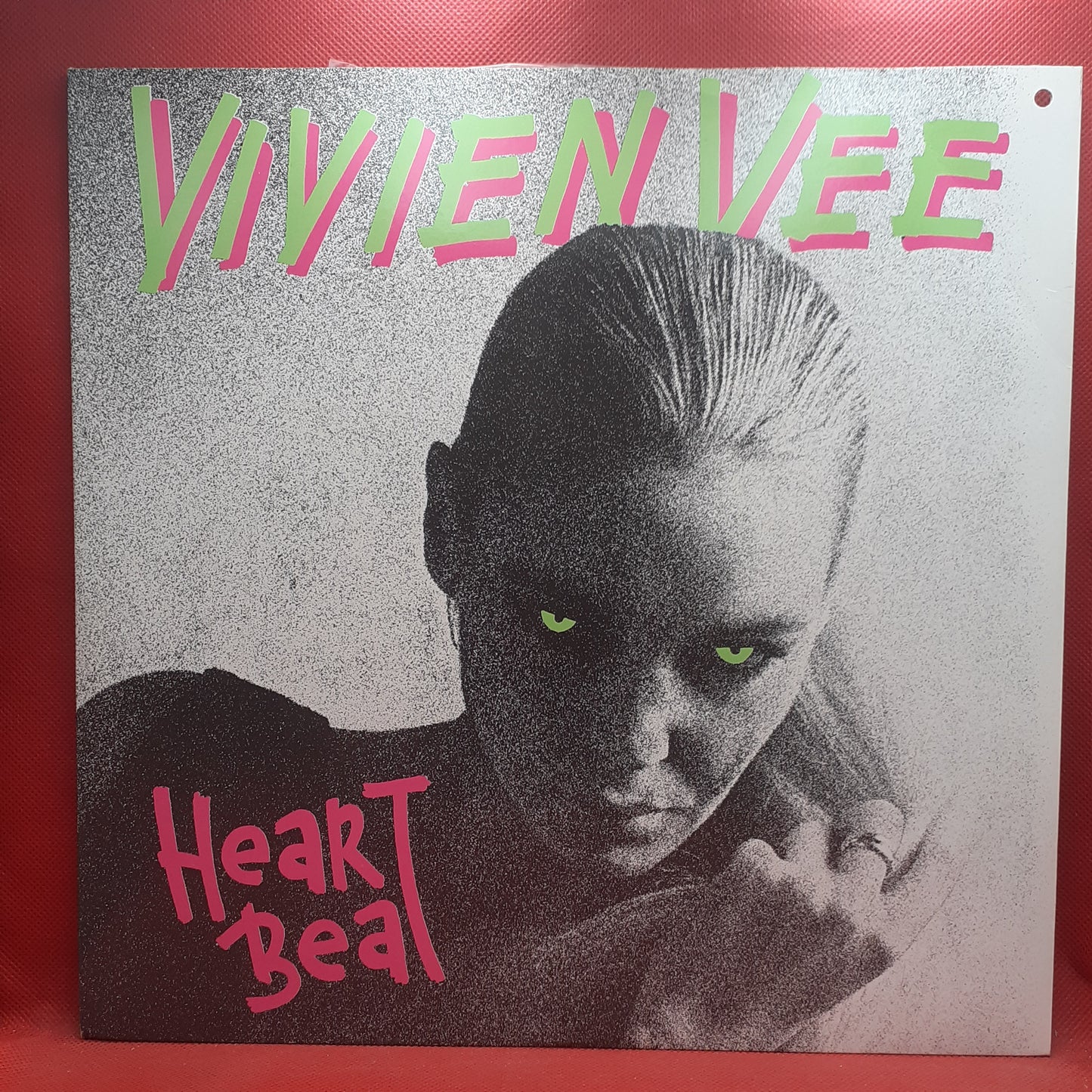 Vivien Vee – Heartbeat