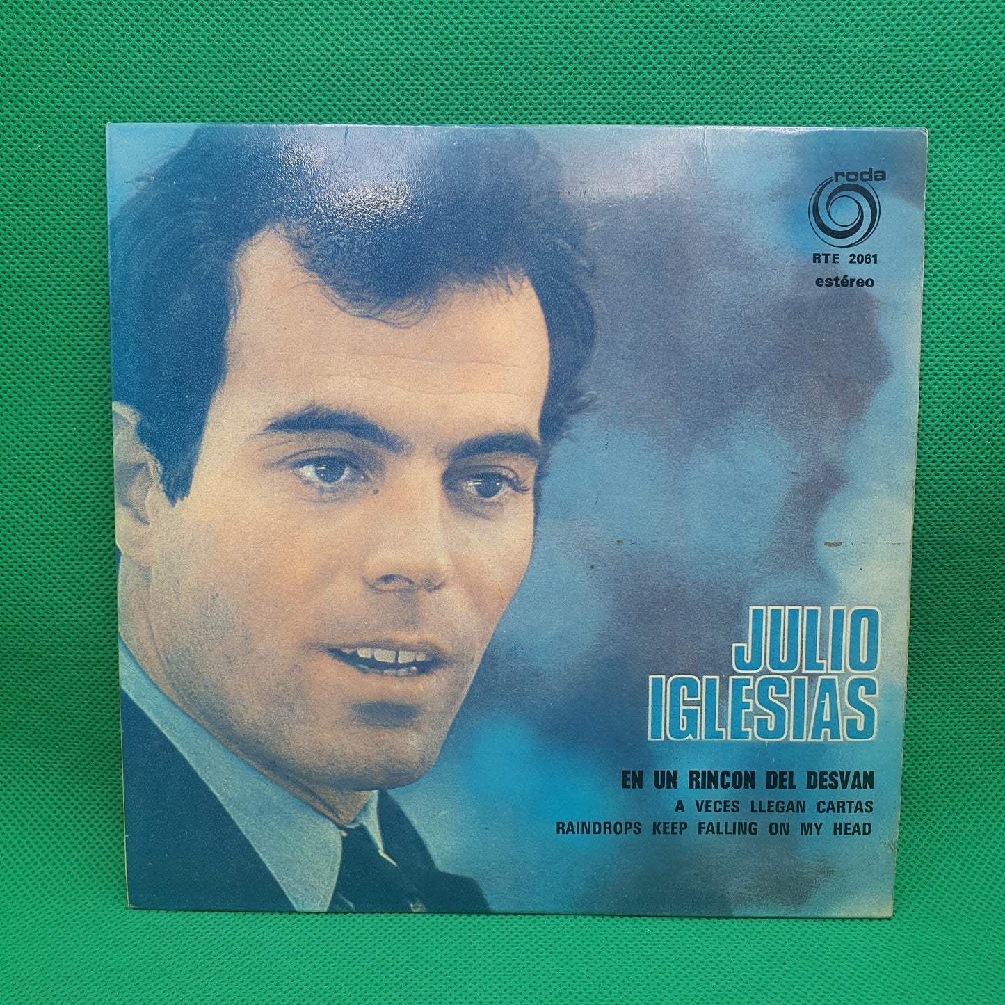 Julio Iglesias – En Un Rincon Del Desvan