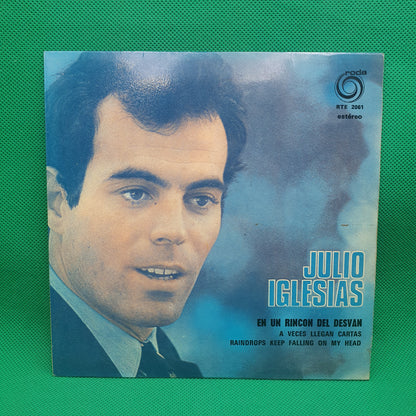 Julio Iglesias – En Un Rincon Del Desvan