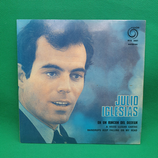 Julio Iglesias – En Un Rincon Del Desvan