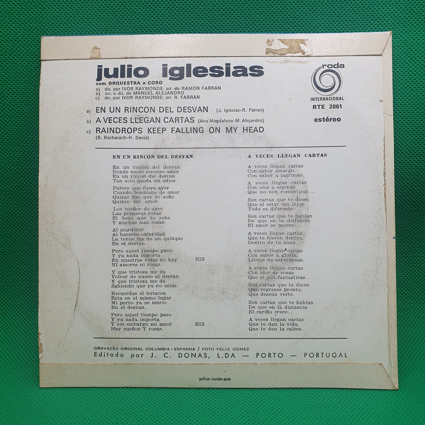 Julio Iglesias – En Un Rincon Del Desvan