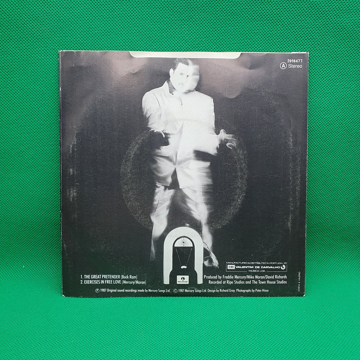 Freddie Mercury – The Great Pretender