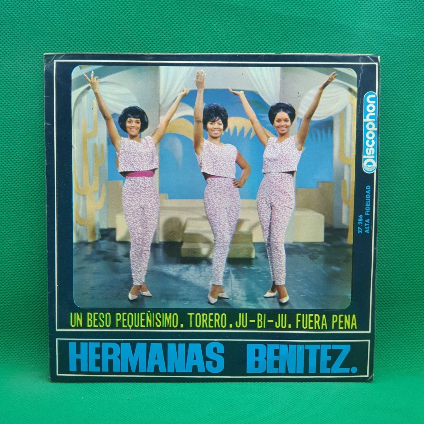 Hermanas Benitez ‎– Un Beso Pequeñisimo - Vinyl Store Online
