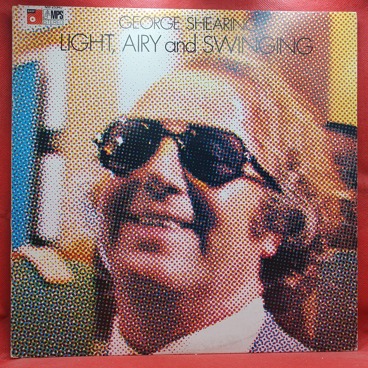 George Shearing - Light, Airy And Swinging (LP) · fotografia 1 · VSO#1637-3927