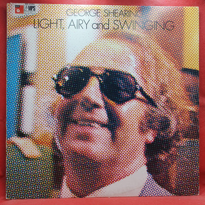 George Shearing - Light, Airy And Swinging (LP) · fotografia 1 · VSO#1637-3927