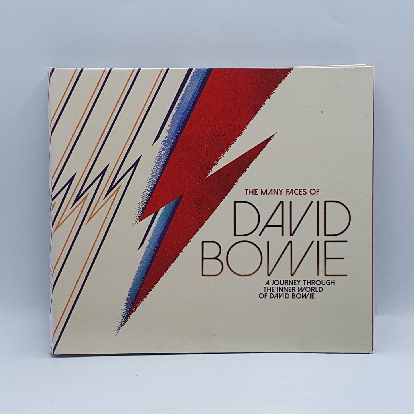 Various - The Many Faces Of David Bowie (A Journey Through The Inner World Of David Bowie) (3xCD) · fotografia 1 · VSO#480-1195
